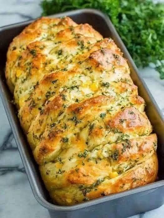 WW-Inspired Cheesy Garlic Pull-Apart Bread